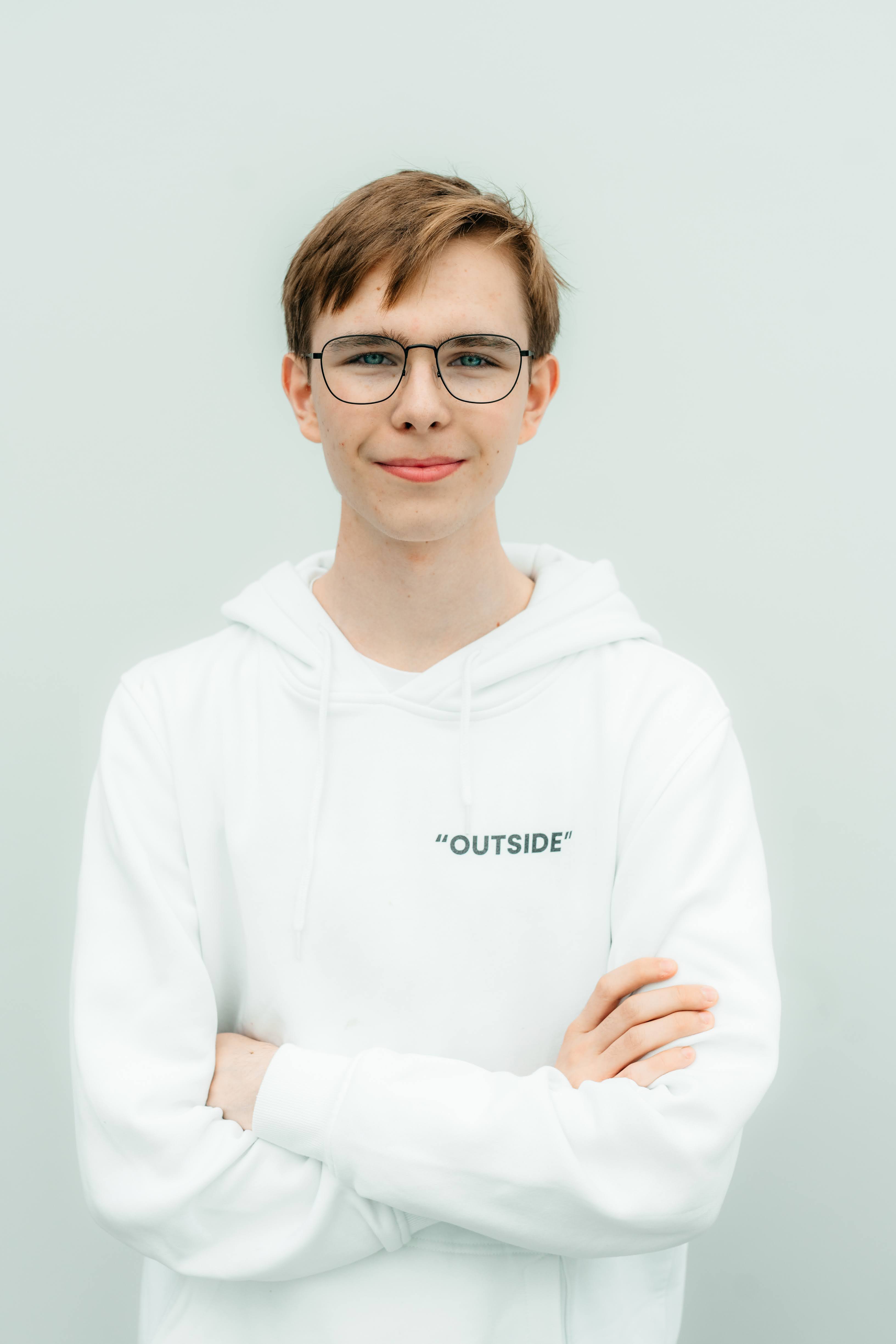 Młody meżczyzna uśmiechający się do kamery